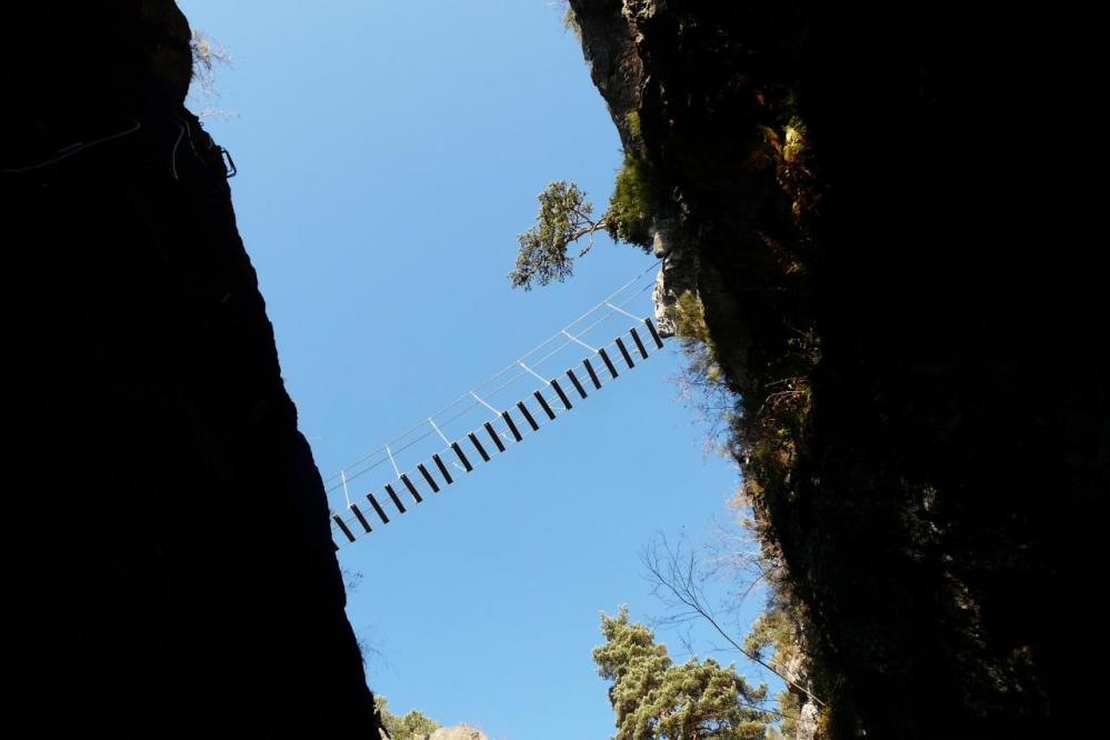 La passerelle de la Reboule vue du mur des Grailles à la via des Juscles