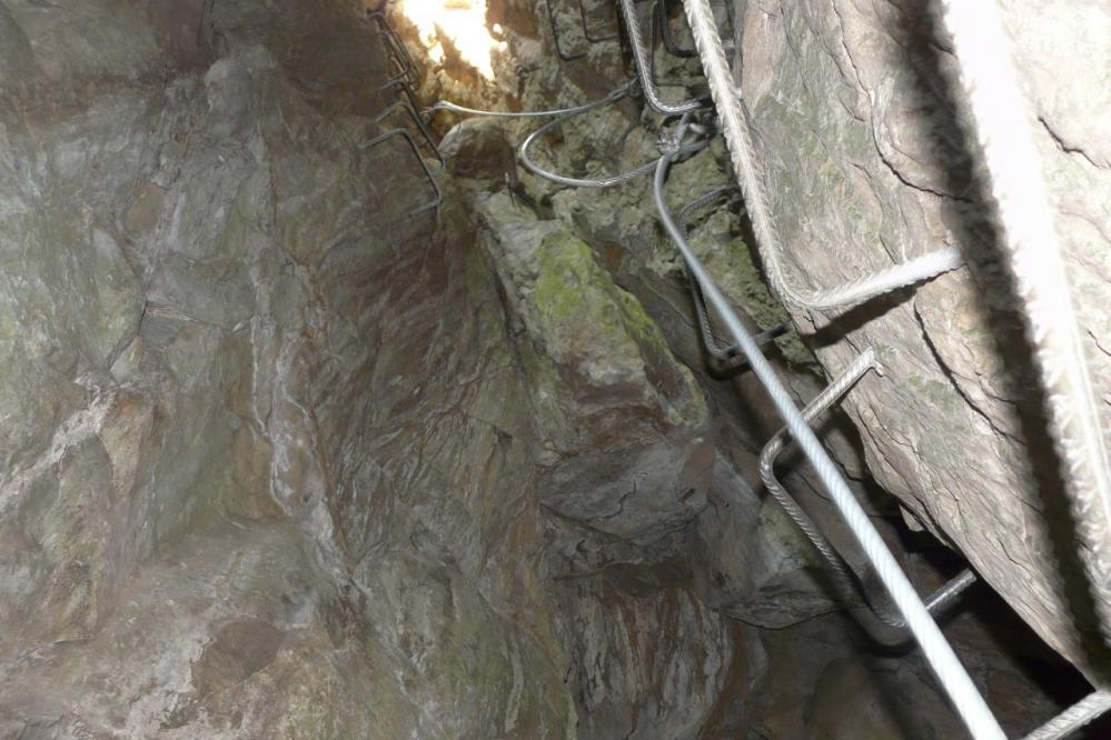 montée dans les coulées de concrétions à la via ferrata du puits des Juscles