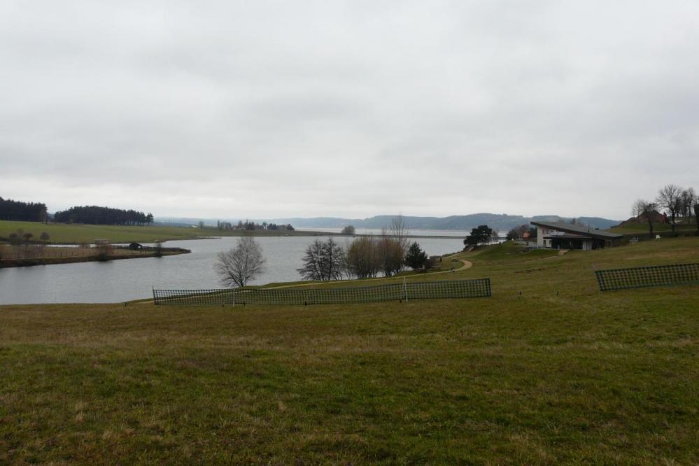 La lac-barrage de Naussac juste après Naussac