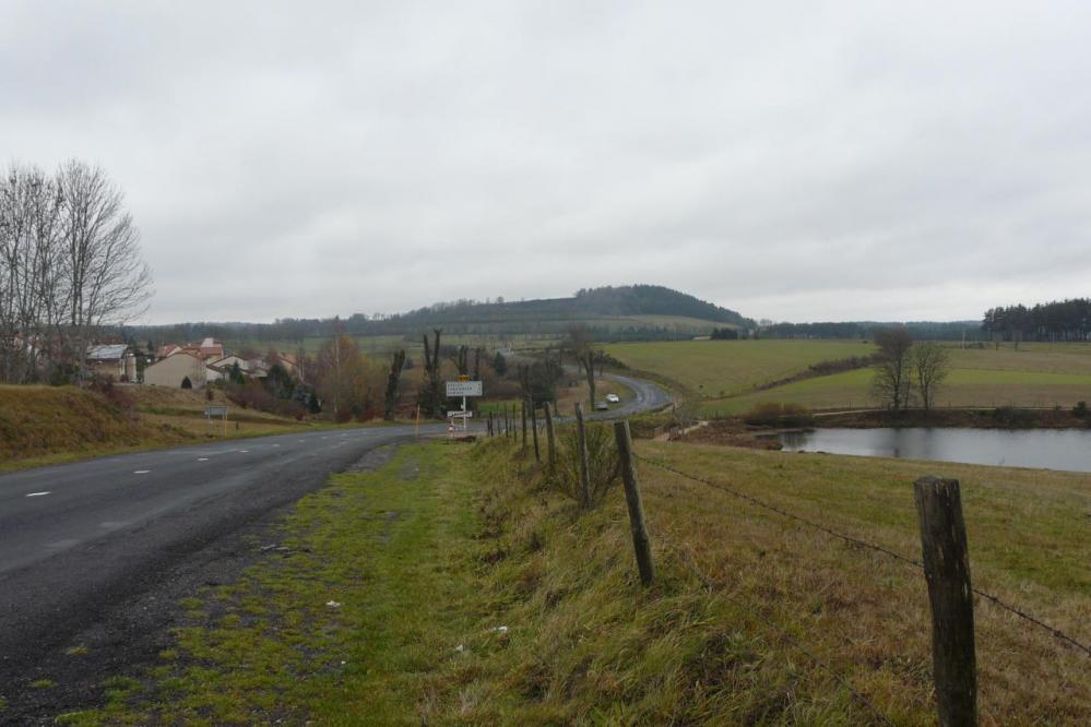 La D988 au départ de naussac en direction de Chastanier