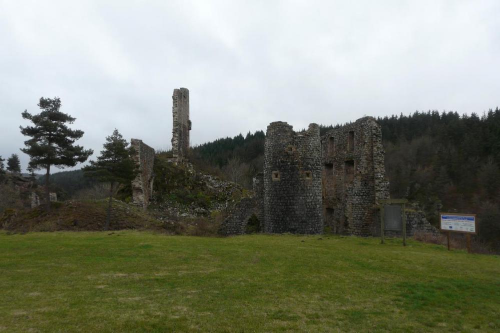 les ruines du chateau de Jonchères prés de Joncherette