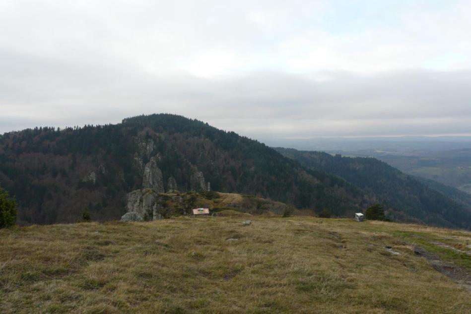 descente sur le sentier de St Jean Lachalm aux rochers de la Miramande