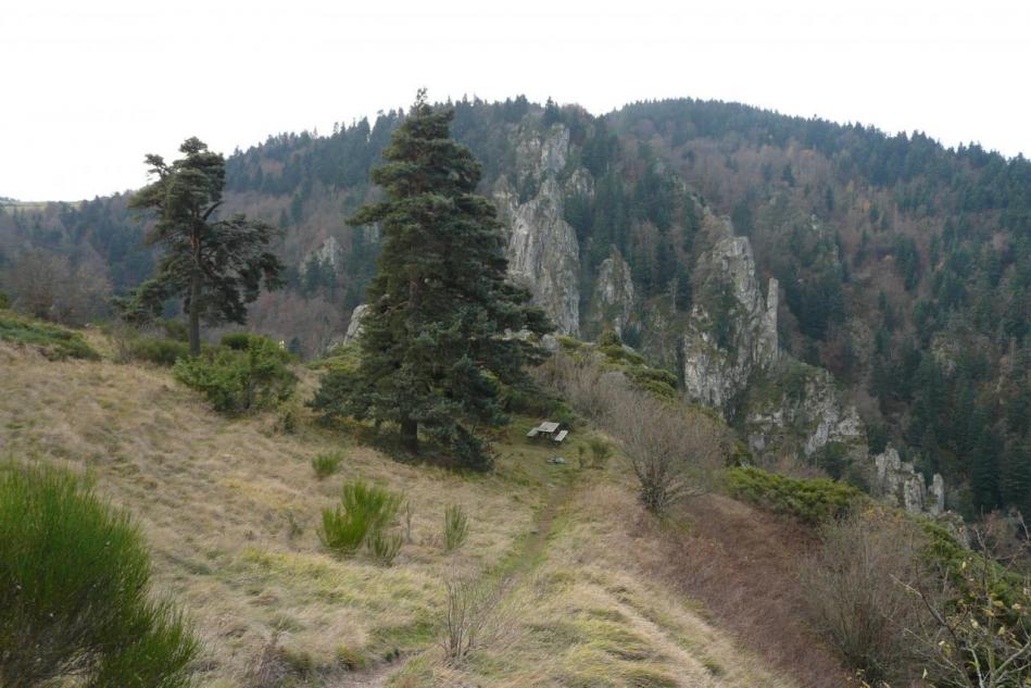 sentier d' approche des rochers de la Miramande