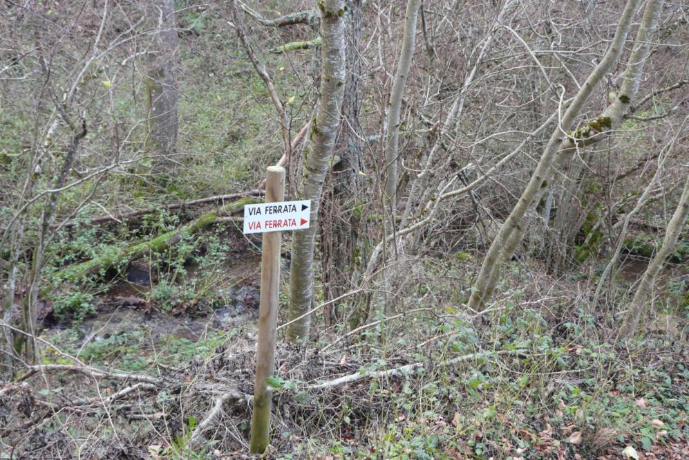 fléchage au pied des rochers de la Miramande