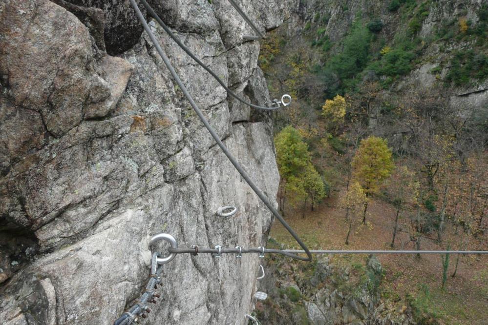 le départ de la tyrolienne de la via de Thueyts