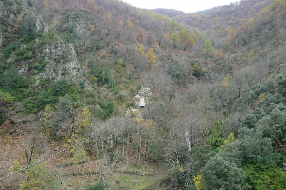 on devine le câble et on voit bien la plate forme de la tyrolienne de la  via de Thueyts