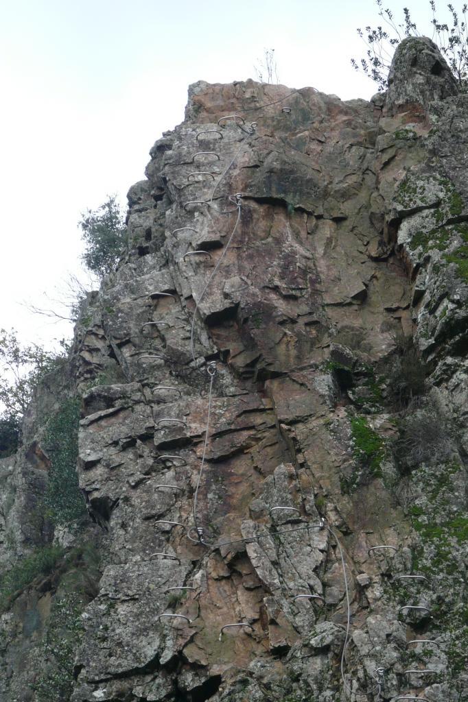 via ferrata rive droite à Thueyts, le mur de départ au dessus de lapasserelle