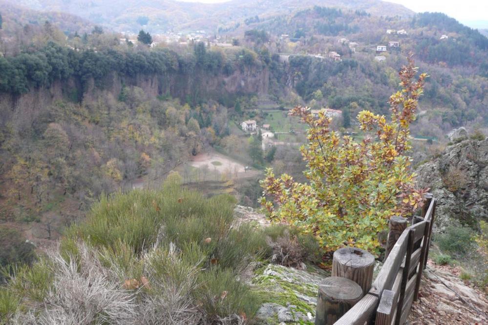 Le début du sentier de descente de la via de Thueyts