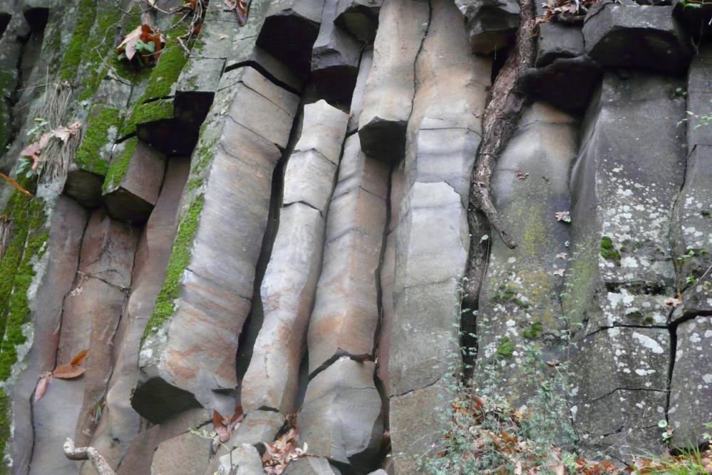 Via de Thueyts - gros plan de la coulée de lave du volcan