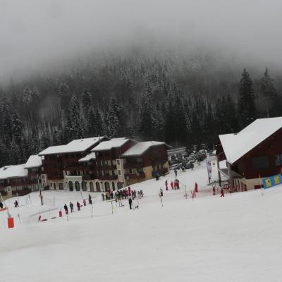 les bâtiments d' accueil depuis le TS de Vologne