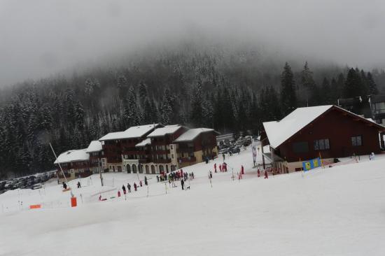 les bâtiments d' accueil depuis le TS de Vologne