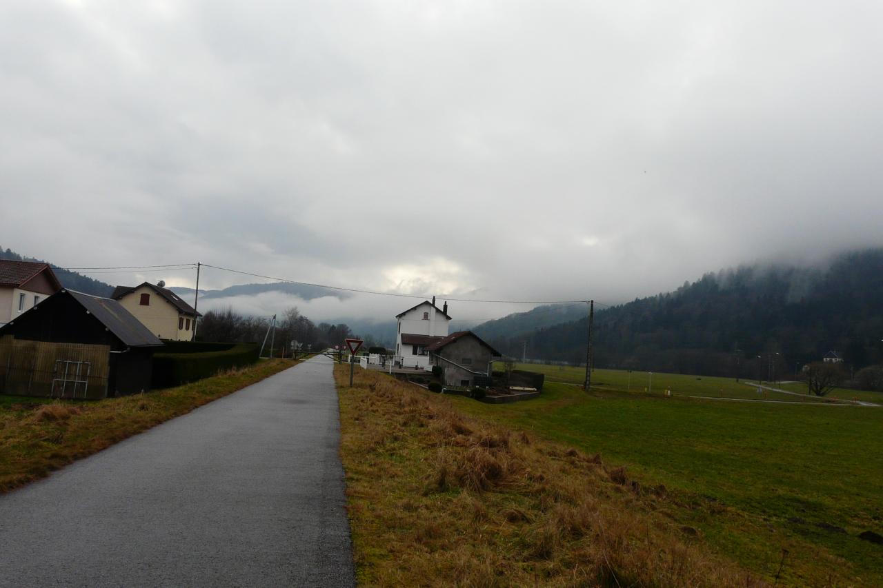 la piste à hauteur de l' ancienne gare de Dommartin les Remirmont