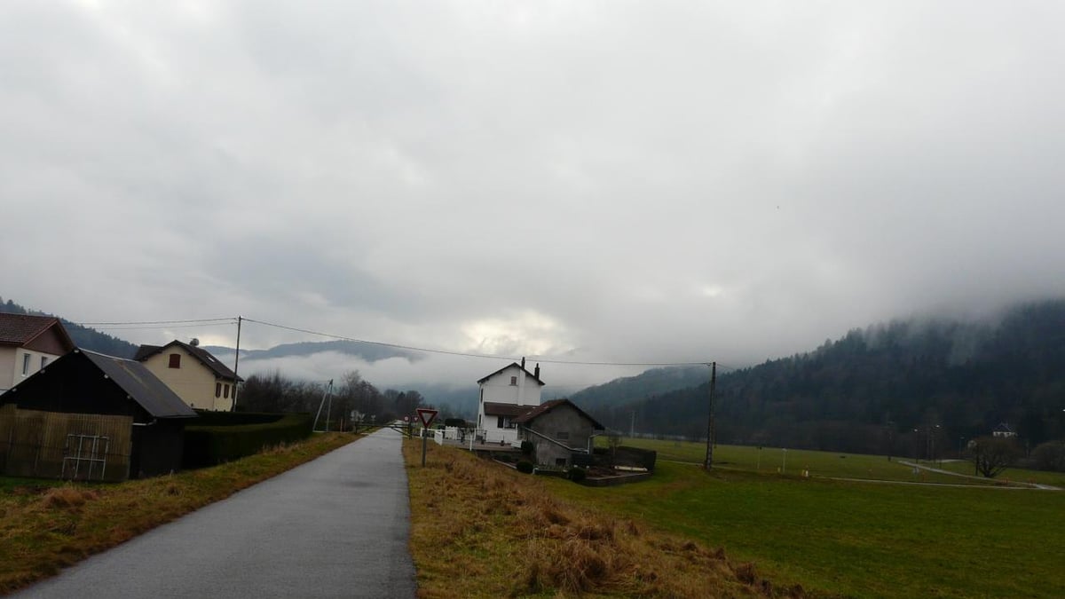 la piste à hauteur de l' ancienne gare de Dommartin les Remirmont