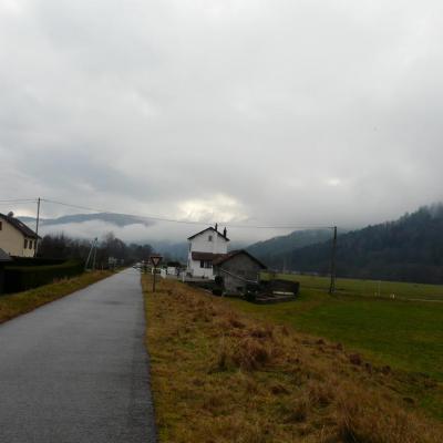 la piste à hauteur de l' ancienne gare de Dommartin les Remirmont