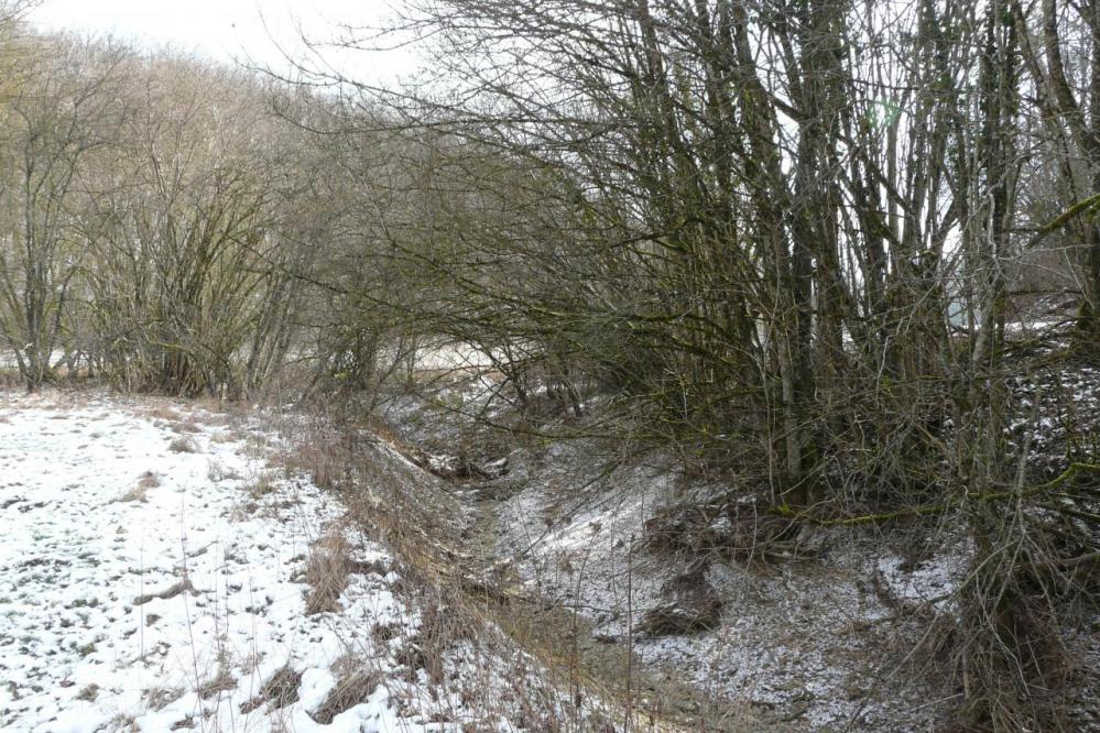 le lit à sec des eaux sortant du trou des glanes vers la bouvade