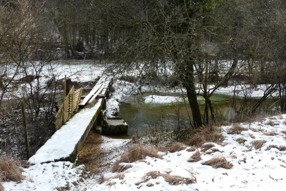 le barrage ouvert de l' étang privé