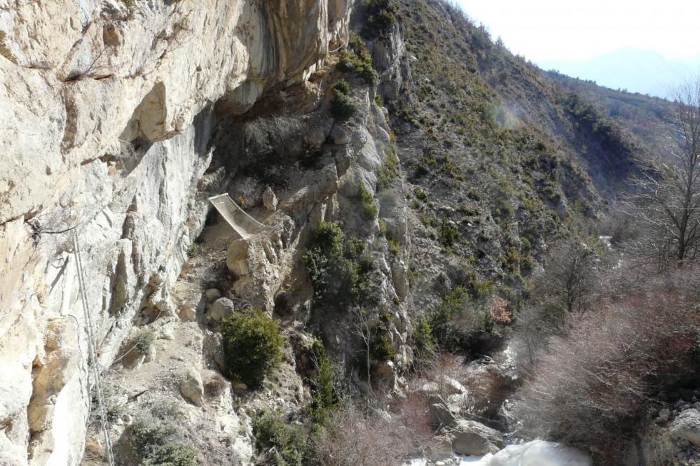 vue d' ensemble sur le site de départ de la via ferrata de Chalençon