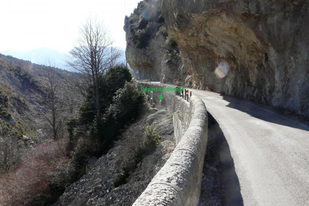 le départ de la tyrolienne depuis la route