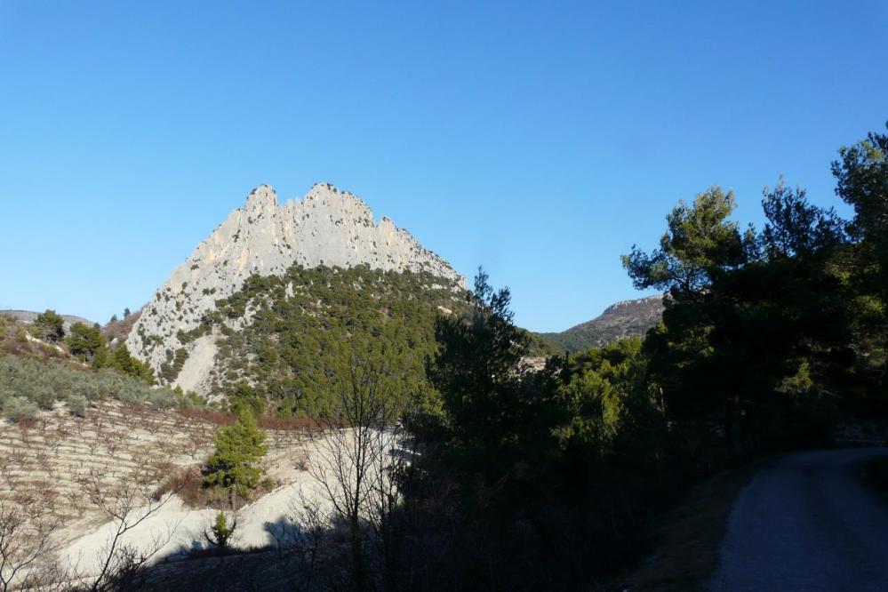 Le rocher St Julien vu de derrière Buis les Baronies