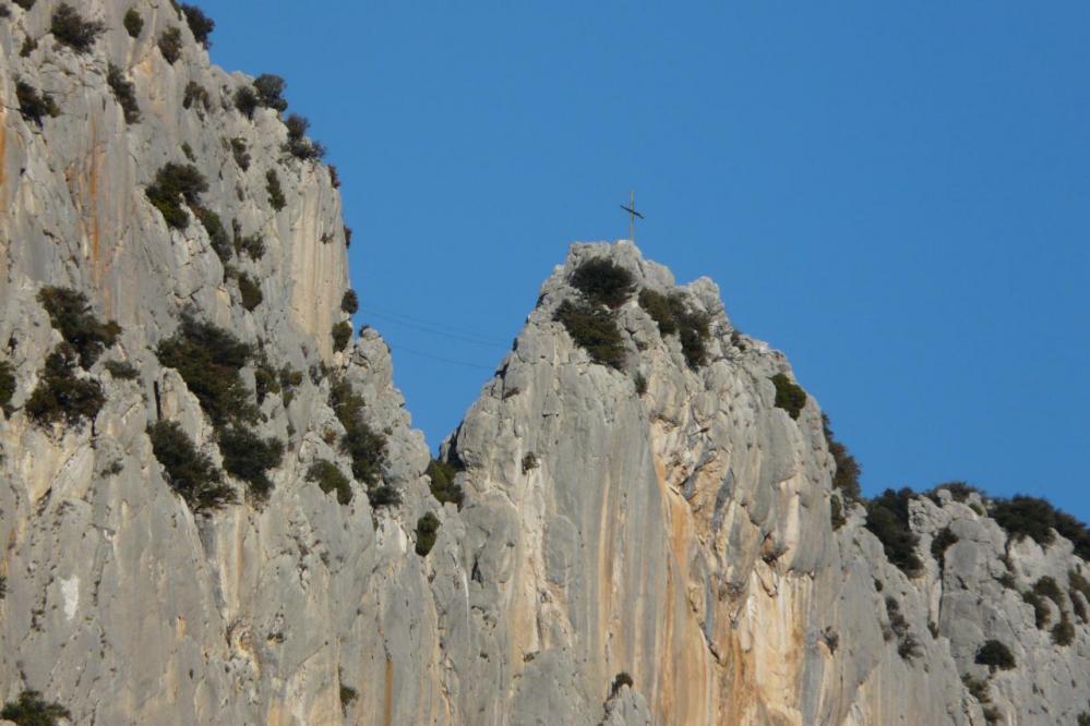 Rocher St Julien, gros plan sur la croix et le pont de singe de la via