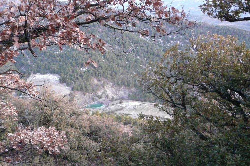 paysage en contrebas du rocher S Julien à Bis les Baronies sur le chemin de retour de la via ferrata
