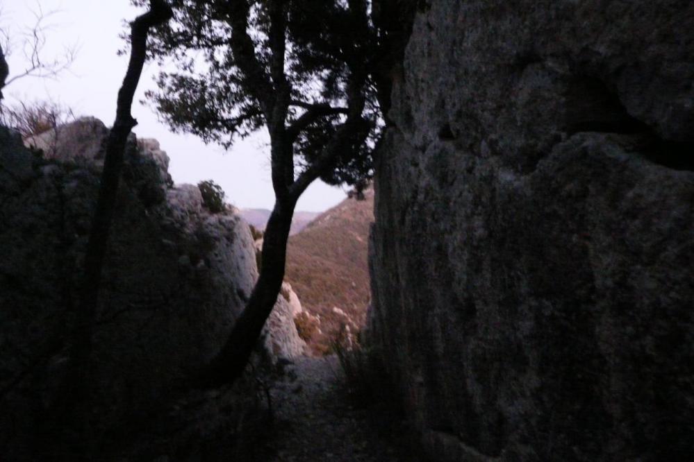 Cheminement de descente entre deux fils rocheux sur la crête du rocher St Julien