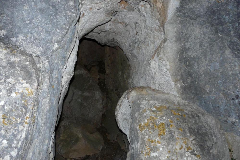 petite grotte de repli dans la descente du rocher St Julien