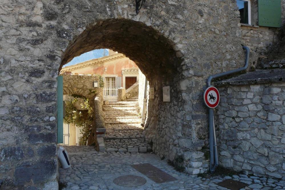 porte d' entrée village de Brantes