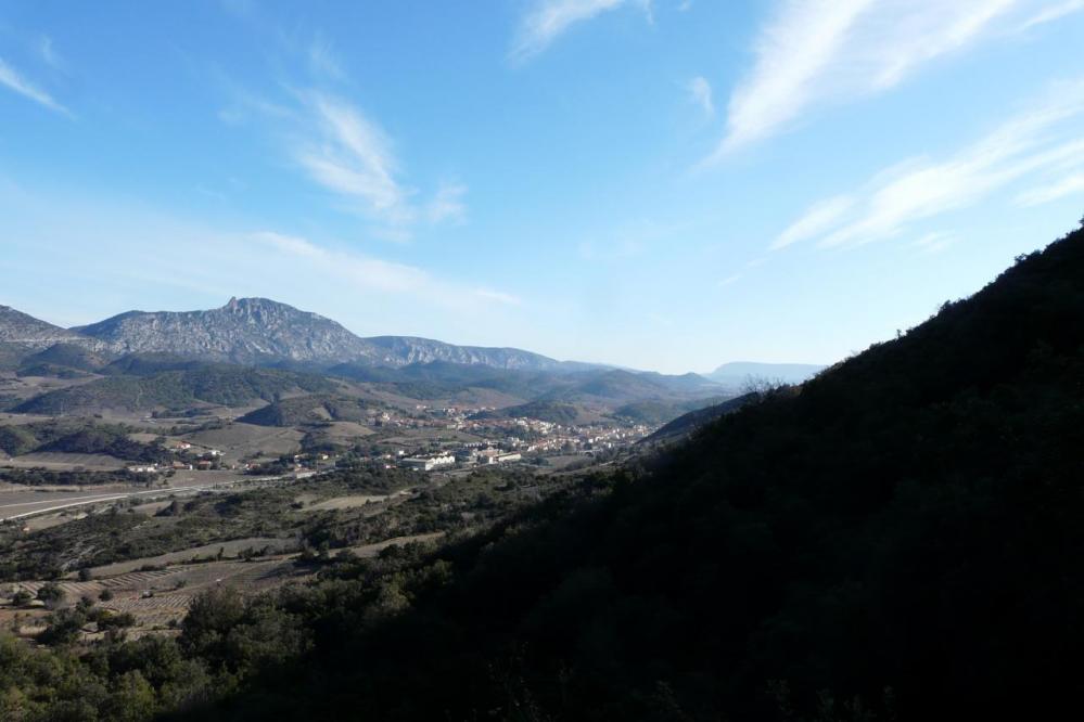 En bas le village de Maury où je traverserai la D117 En bas le village de Maury où je traverserai la D117