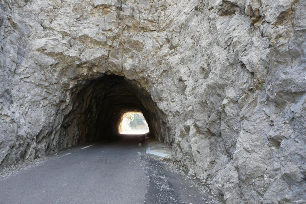 le tunnel dans les gorges de Galamus le tunnel dans les gorges de Galamus