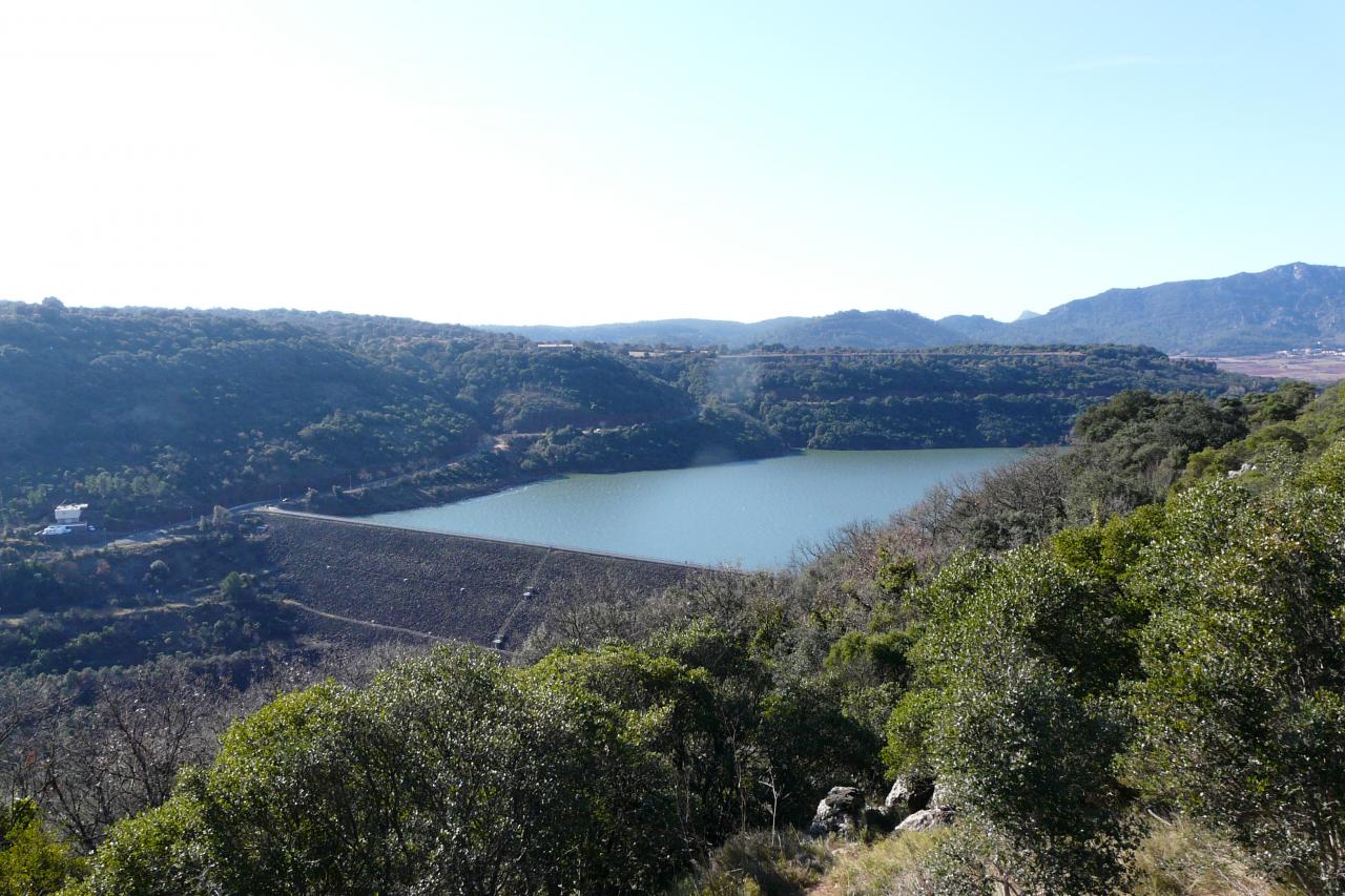 le lac de Salagou et le barrage  vus de la route en terre à partir de Laulo