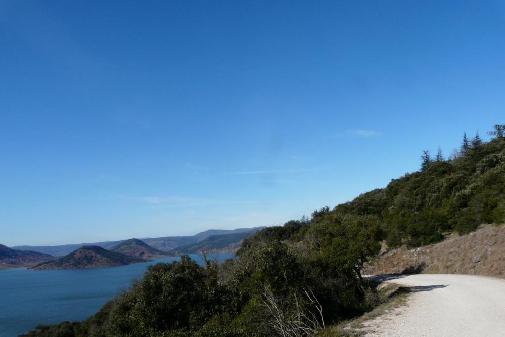 la route en terre au dessus du lac de Salagou(piste vtt)