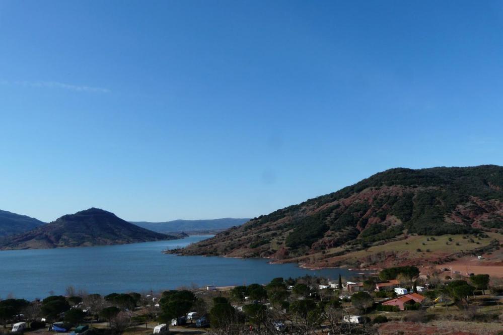 le lac et le camping de la rive des valliès vu de la route en terre à partir de Laulo