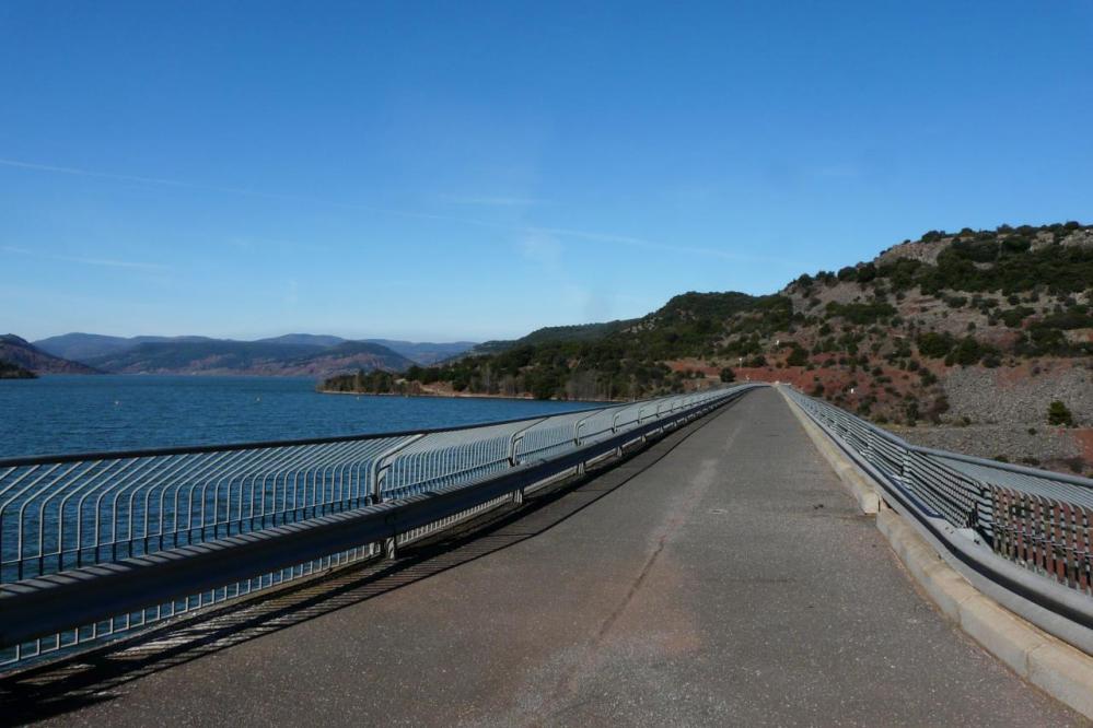 la route sur le barrage non autorisée