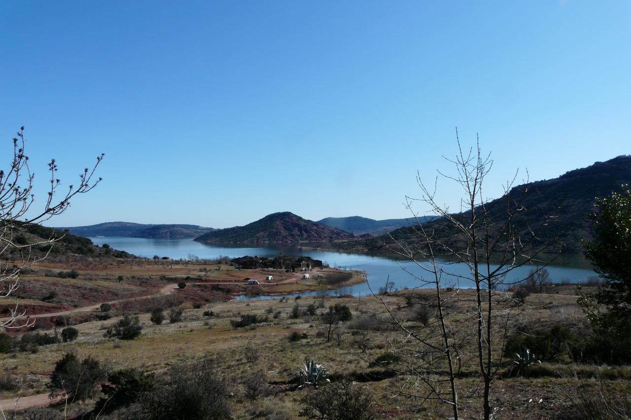 le lac du Salagou et le village abandonné de Celles