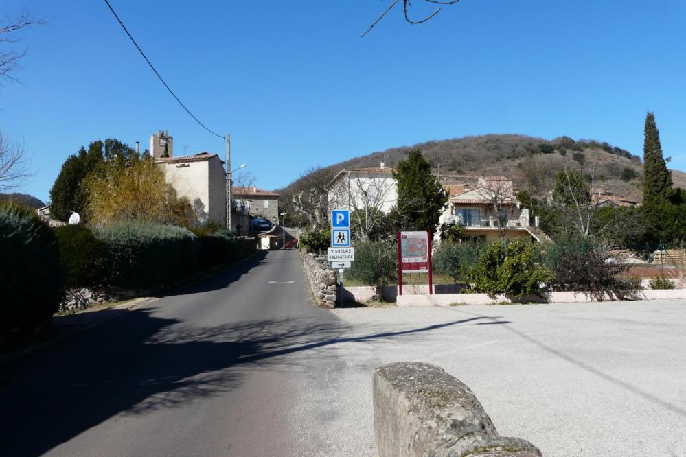 Octon et le parking bivouac d' entrée de village