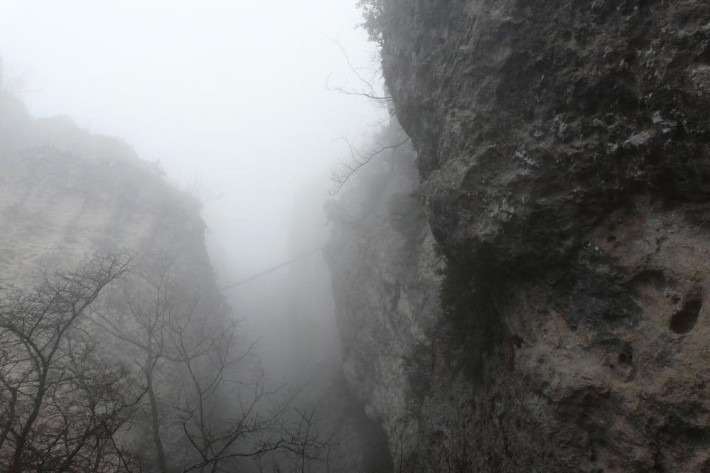la passerelle de Liaucous dans le brouillard