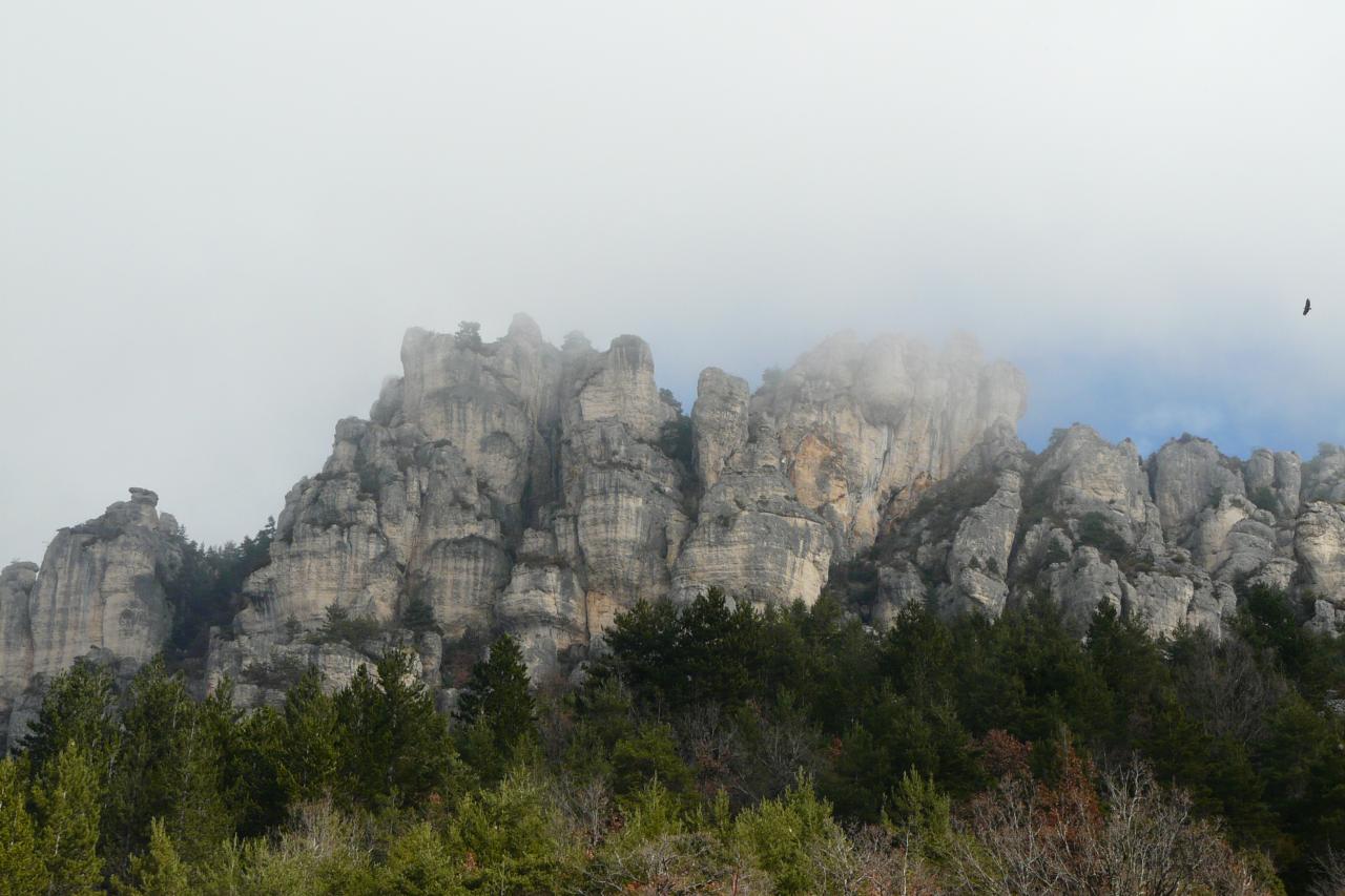 l' ensemble du rocher de la via ferrata de Liaucous