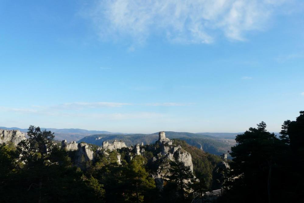 vue générale sur les rochers du chaos de Montpellier le vieux