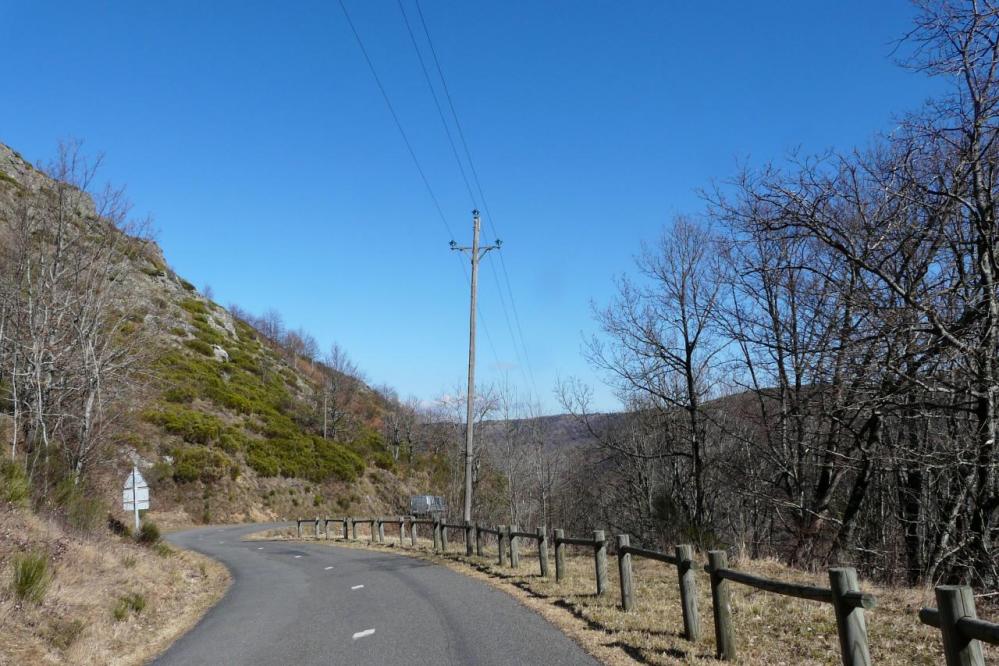 le minuscule emplacement (?) de parking au dessus du départ des gorges du Tapoul !