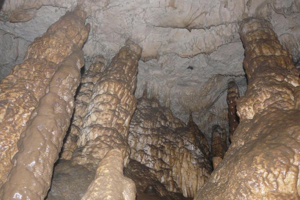 la salle d' entrée, grotte de lanans