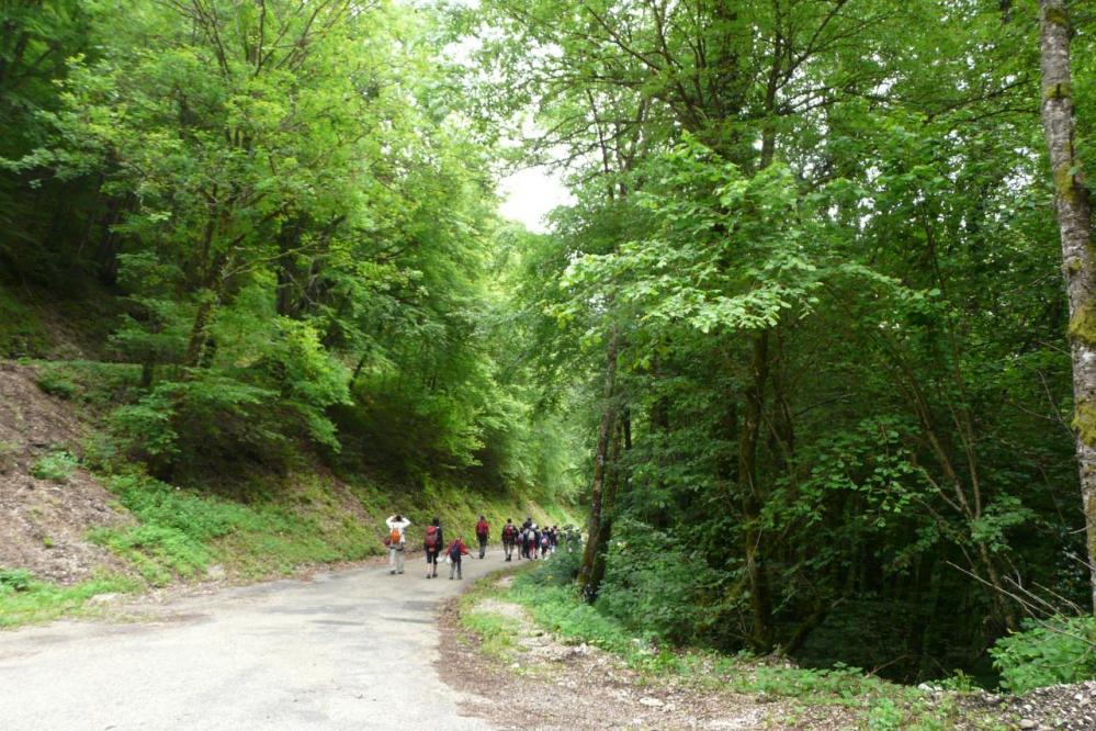 un groupe accompagné redescend de la via ferrata de Chabarotte depuis les tunnels