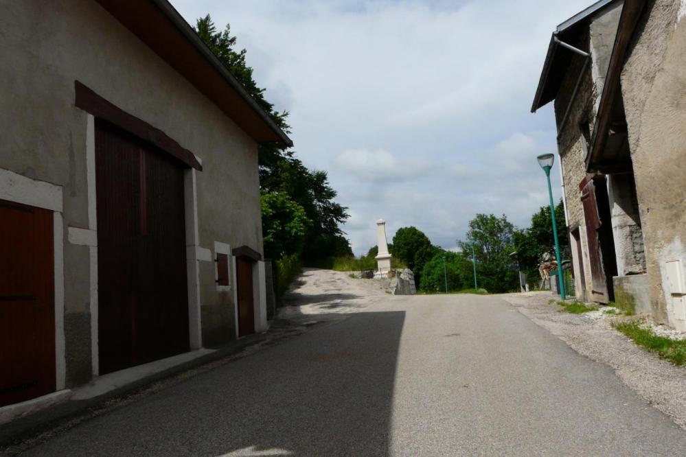 à la sortie de Lacoux, prendre à gauche...