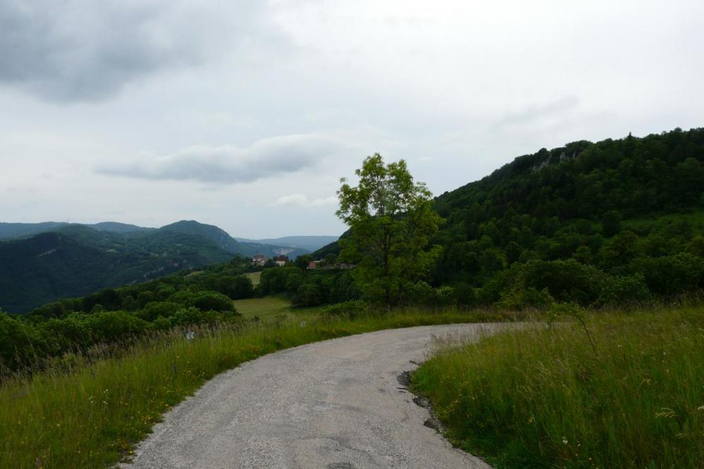 Lacoux vu de l' opposé de la route