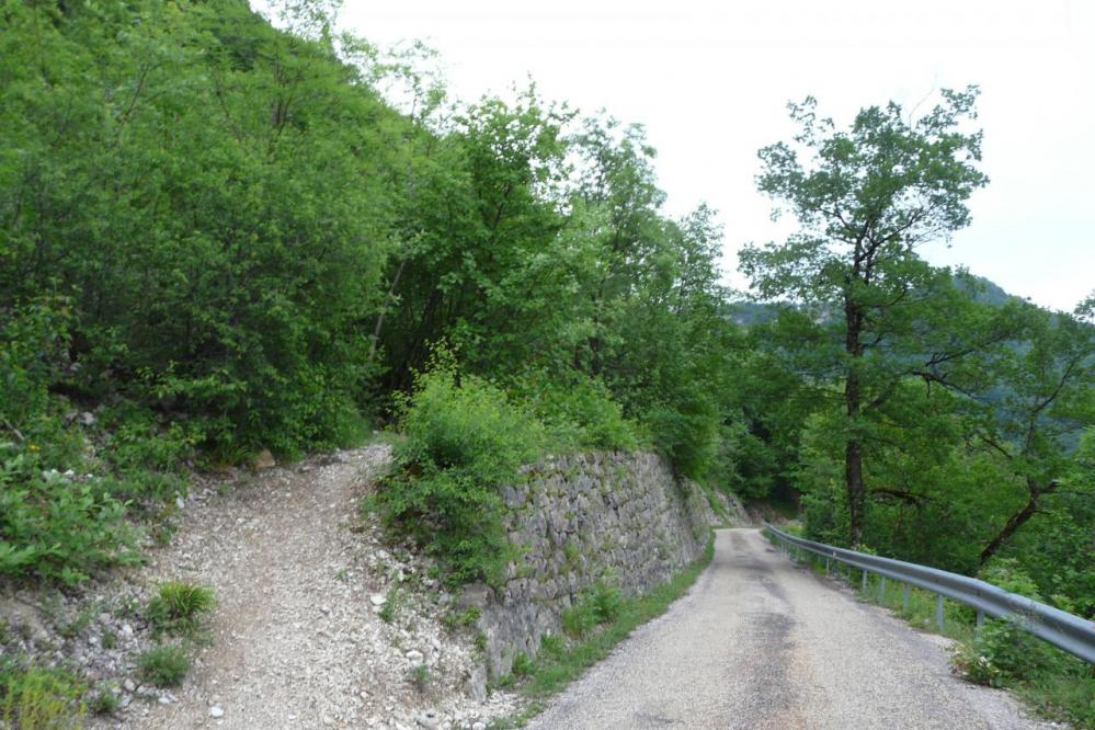 On retrouve la route de Chabarotte/Lacoux avant de repredre le sentier terminal qui amène au point de départ