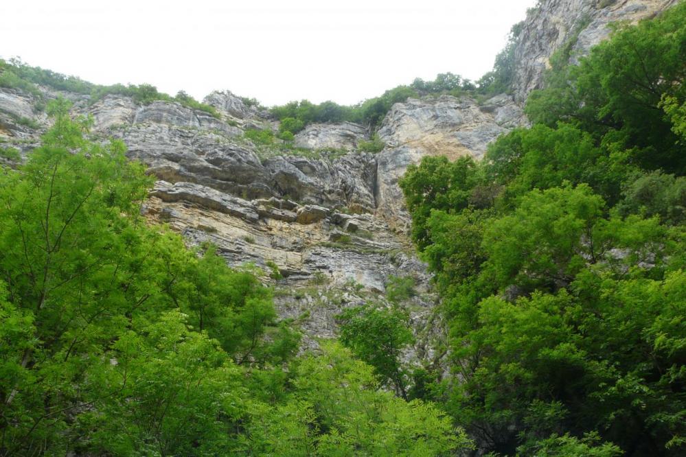 le site de la via ferrata et la faille/lucarne de sortie du tunnel