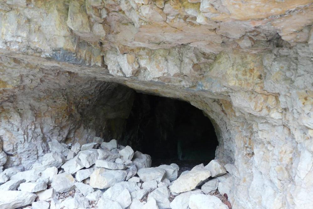 dés le premier tunnel, je vérifie si au delà de cette grotte il n' y a pas un chemin qui suit les falaises ... point de passage évident, sauf pour les chasseurs !