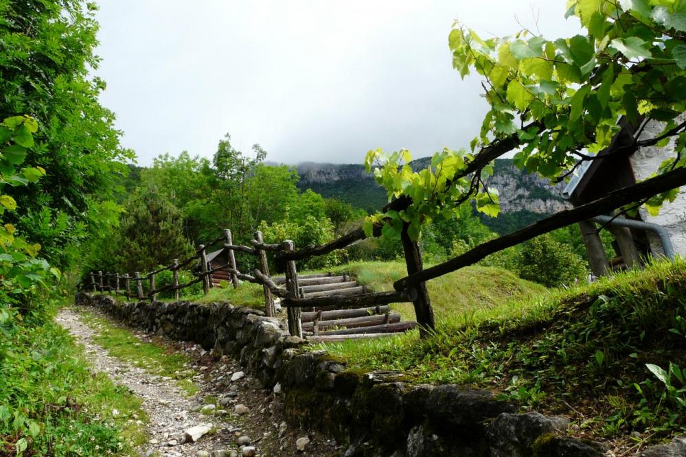 Chemin de départ vers les vias ferrata Jules Caret et P'tchi , grotte et cascade de la la Doria depuis Lovetaz