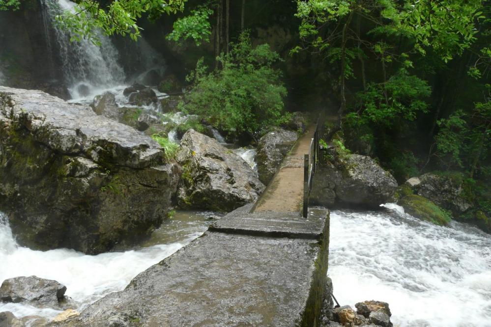 la passerelle sous la cascade de la Doria