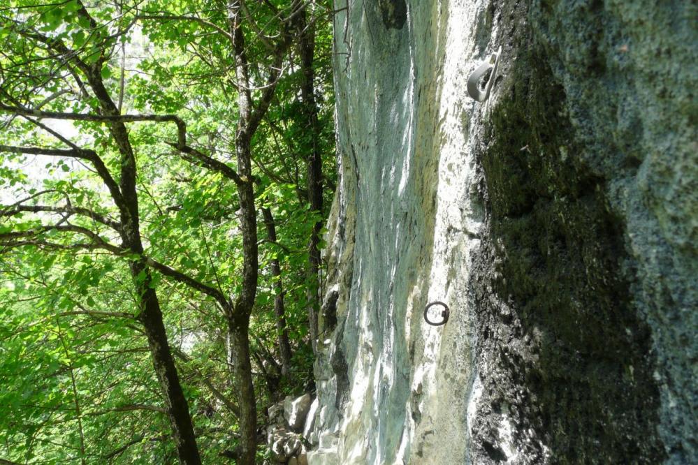 Les amarrages de la via corda de la grotte de la Doria sont en place